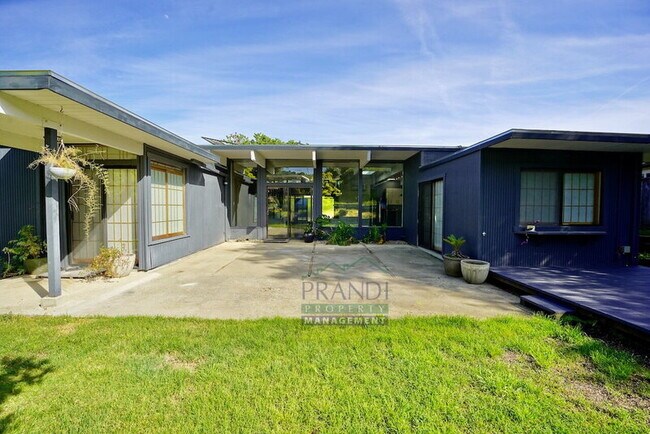 Building Photo - 955 Las Ovejas Ave