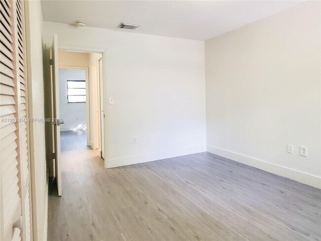 Building Photo - 1901 NW S River Dr