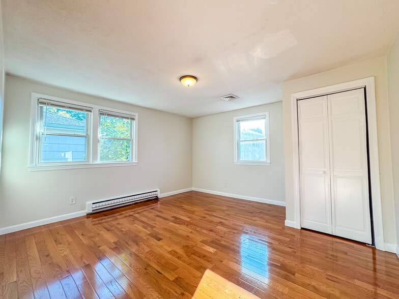 Building Photo - 74 Dunboy St