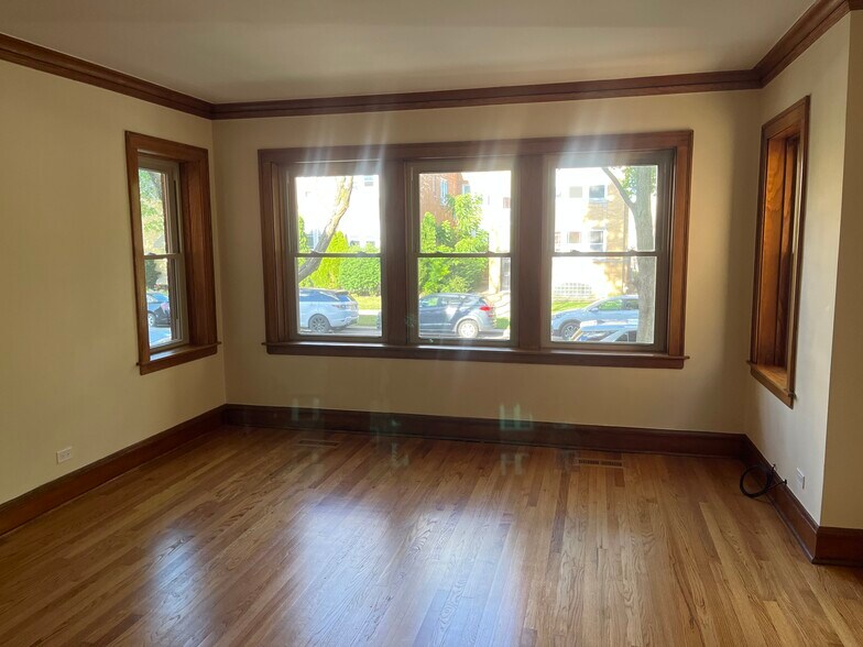 Building Photo - 5730 N McVicker Ave