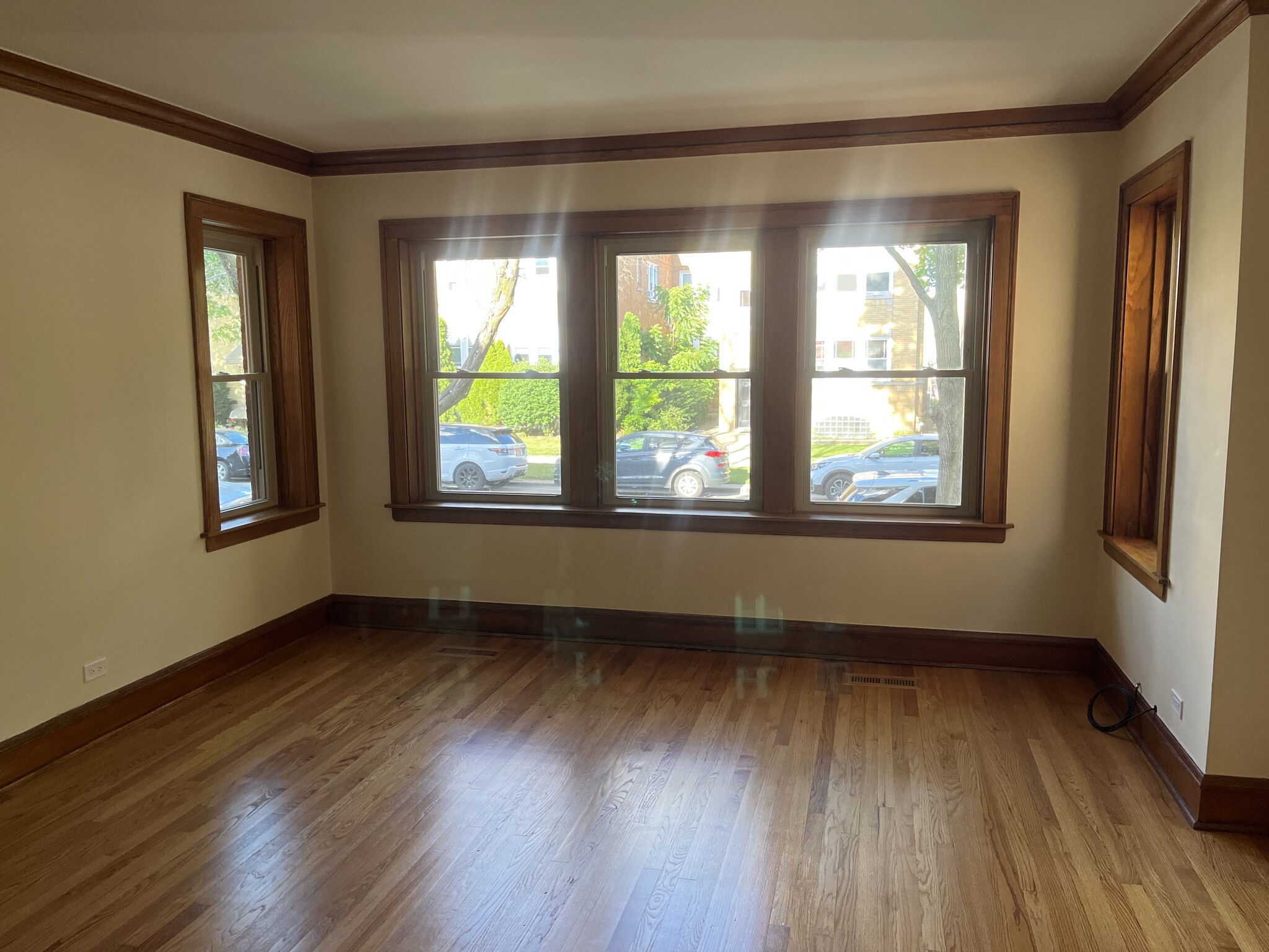 Building Photo - 5730 N McVicker Ave