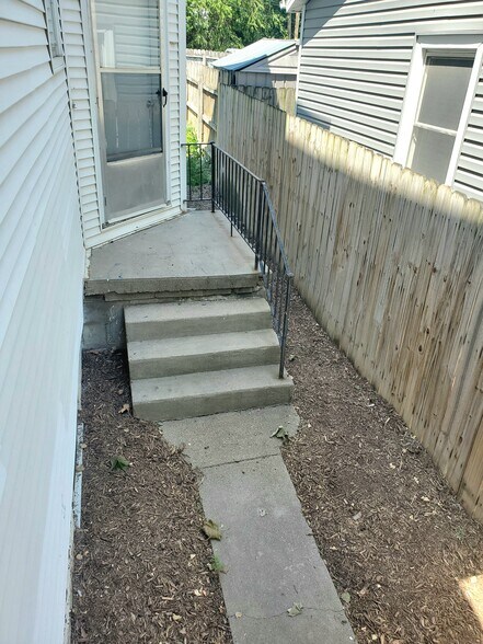 Building Photo - 3560 Jones St