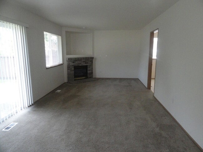 Building Photo - Gorgeous 4 bedroom 2 Story In the Gated Community of "Falcon Creek"!!