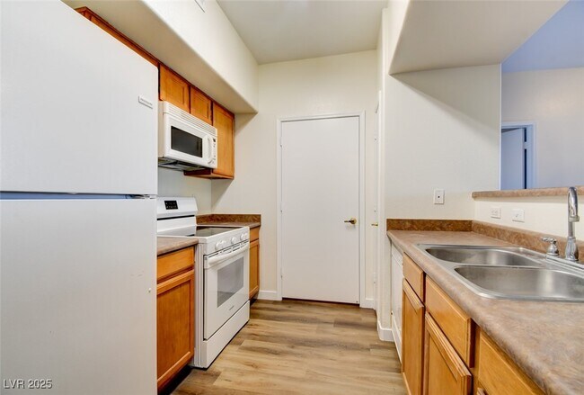 Building Photo - 7255 W Sunset Rd