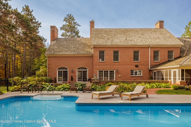 Building Photo - 147 Rock City Rd