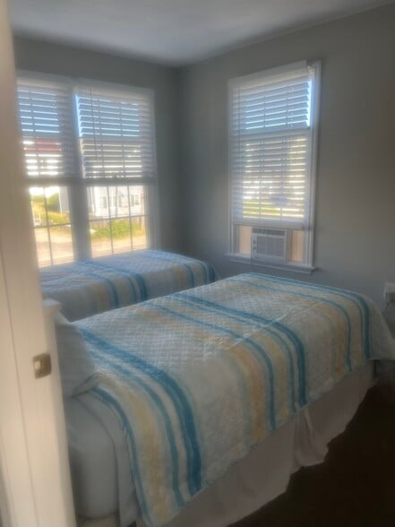 Building Photo - 561 North End Blvd