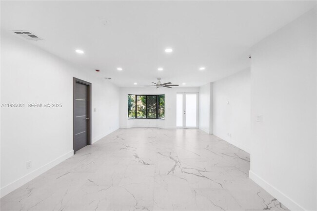 Building Photo - 218 SE 2nd St