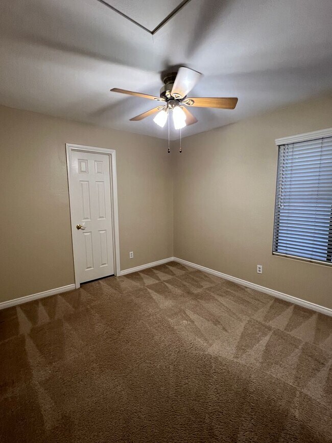 Building Photo - 3 bedroom upgraded Green Valley Home with Pool!