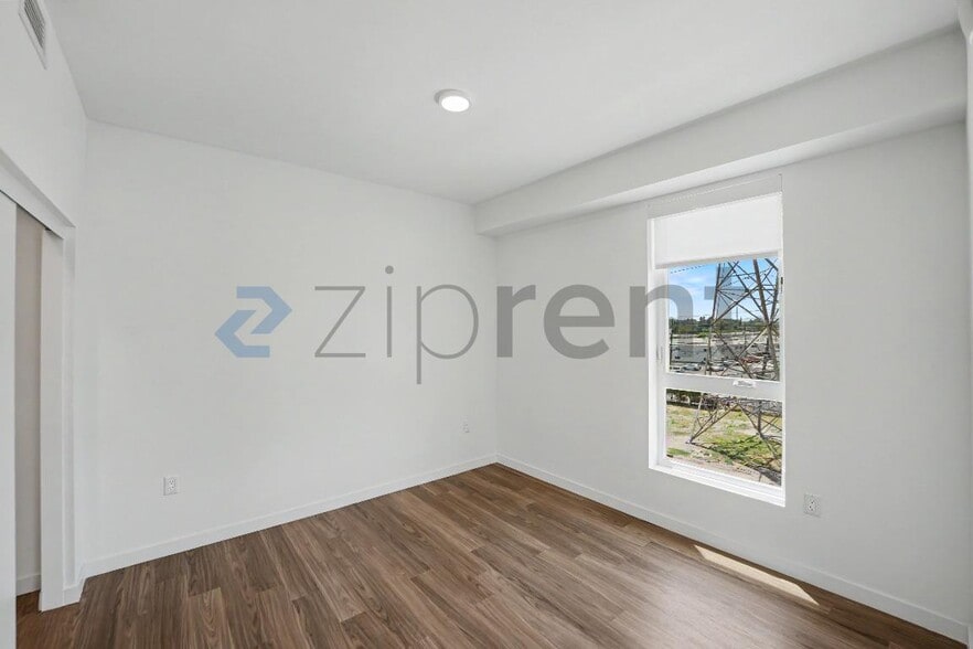 Building Photo - Unit 403
