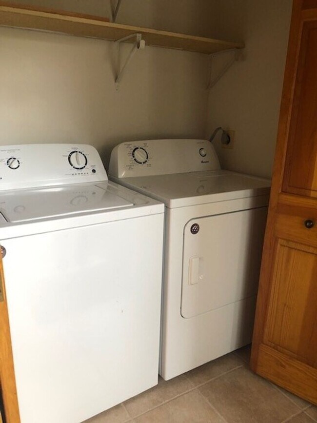 Building Photo - Spacious 2BR/1BA Condo Available Now!! - Great Residential Location!