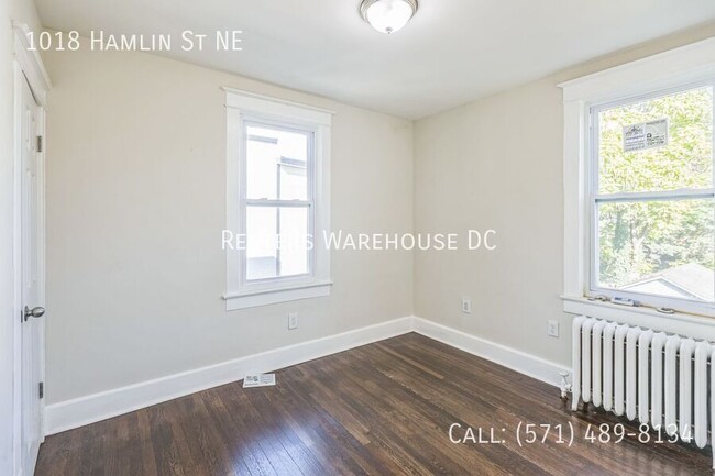 Building Photo - Newly renovated 3bd/1.5bth end unit TH Nes...