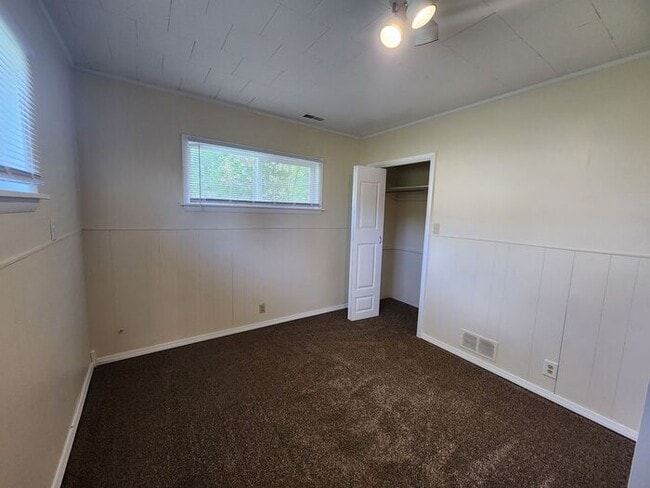 Building Photo - Charming 2-Bedroom Home On Terre Hautes North Side Near Terre Town School