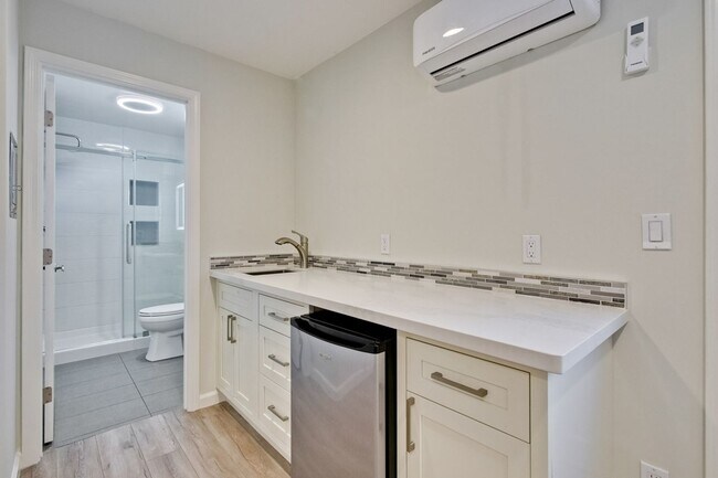 Building Photo - Amazing Studio Unit of a Triplex in Sunnyvale