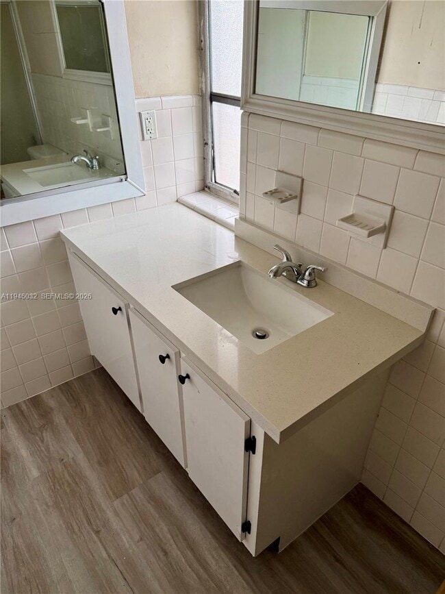 Building Photo - 9390 E Bay Harbor Dr