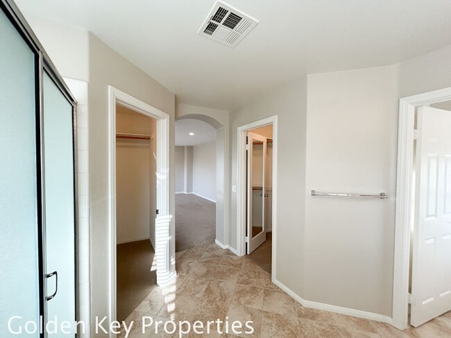 Building Photo - Beautiful Executive home located in the Ra...