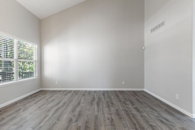 Building Photo - Spacious 5 bedroom home in the heart of Pa...