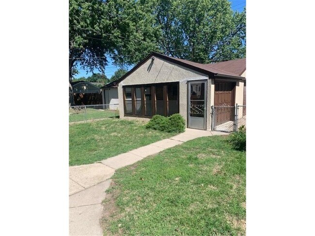 Building Photo - 5449 42nd Ave S