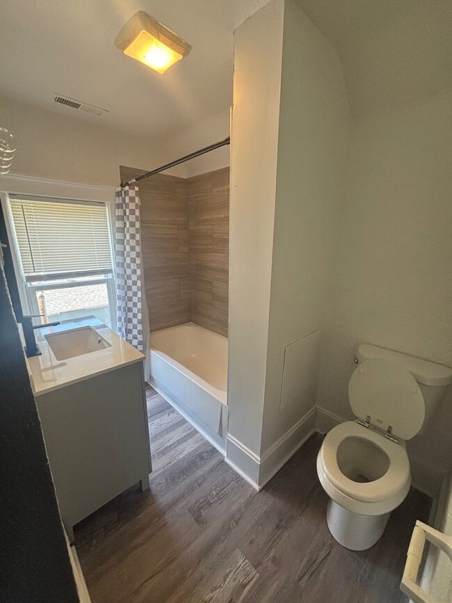 Building Photo - Charming 3-Bedroom Property in Prime Location