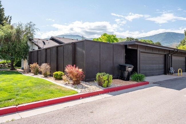 Building Photo - Charming Townhome