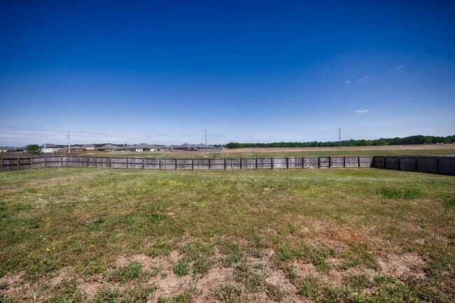 Building Photo - Fresh Paint & New Carpet! 4BR with Fenced Yard