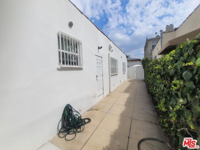Building Photo - 816 N McCadden Pl