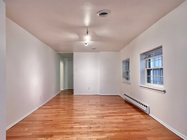 Building Photo - Spacious 1 BR w/ Private Entrance & Renova...