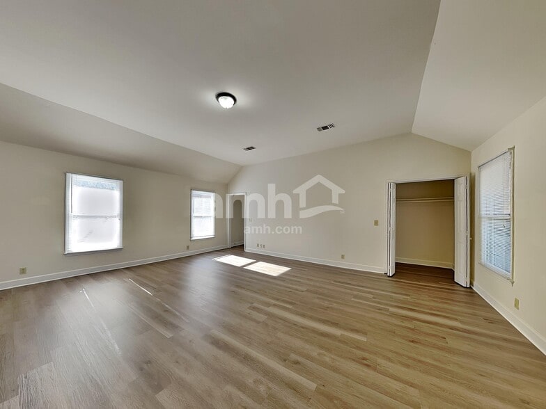 Building Photo - 7012 Poplar Creek Trce