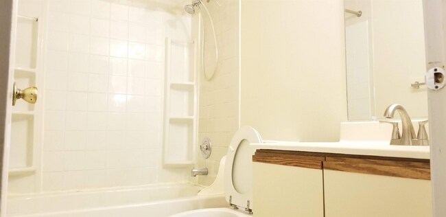 Building Photo - Convenient and Affordable N.Bethesda Condo