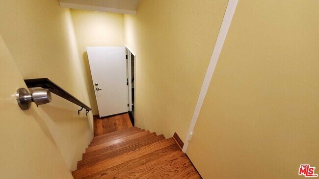 Building Photo - 7320 Balboa Blvd