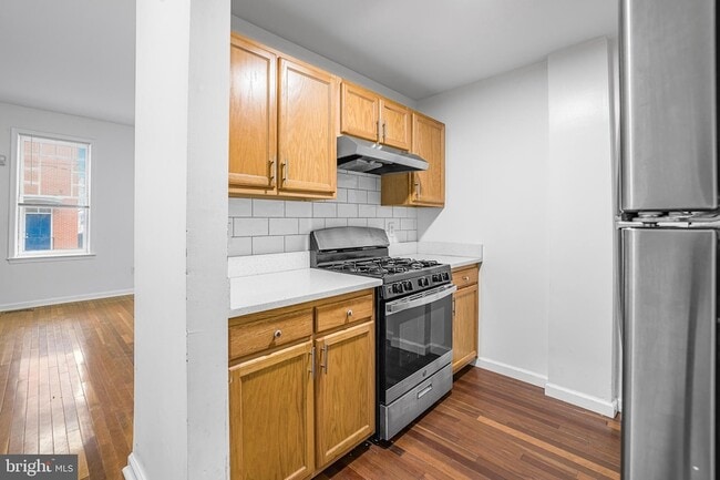 Building Photo - 609 W 9th St