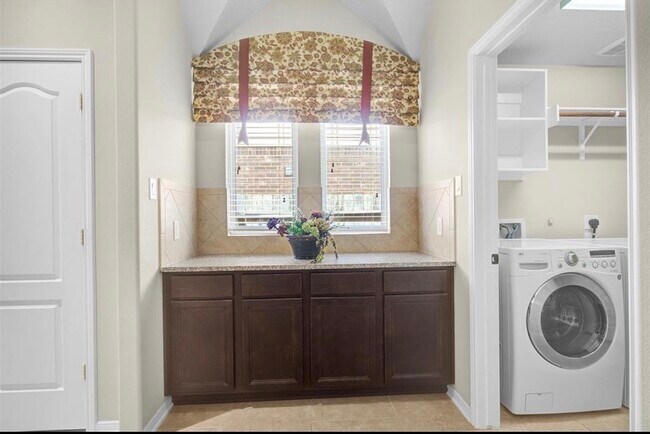 Building Photo - 2513 Golfcrest Dr