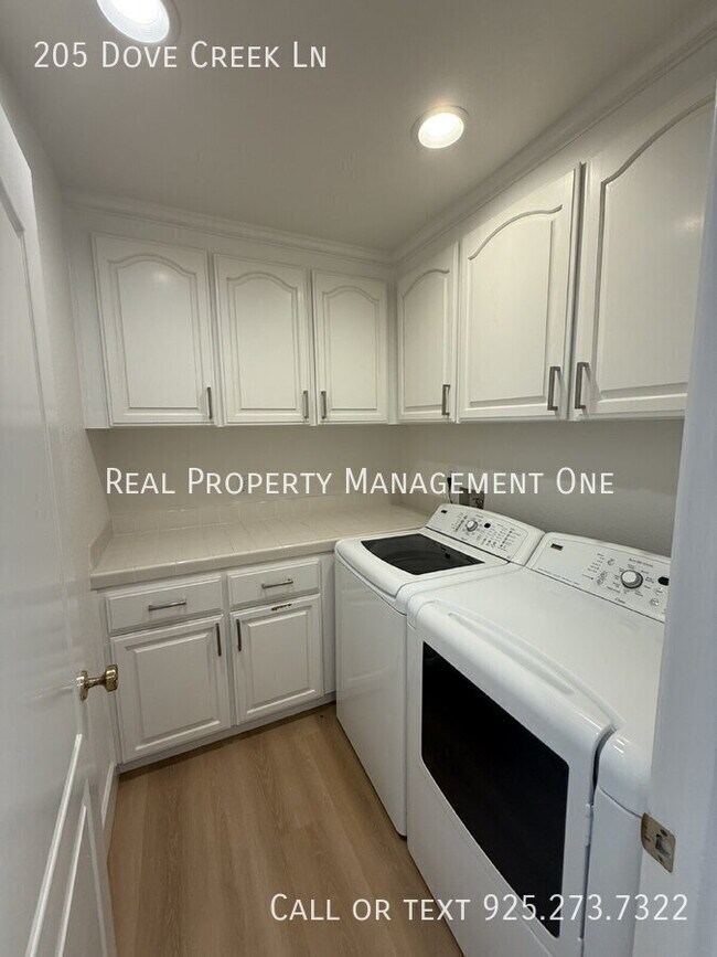 Building Photo - 205 Dove Creek Ln