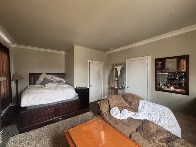 Building Photo - 6 bed/2 bath on Probasco St., Mins. from UC for Only $700/pp ($4200/mo)! $250 SIGN ON BONUS FOR L...