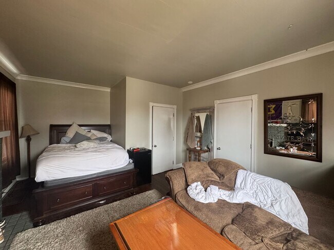 Building Photo - 6 bed/2 bath on Probasco St., Mins. from UC for Only $700/pp ($4200/mo)!