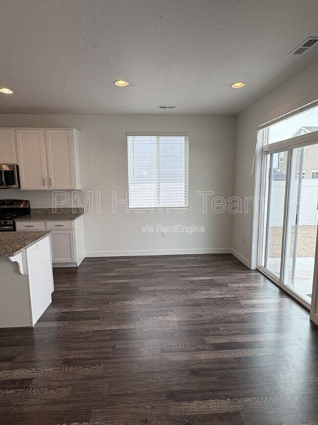 Building Photo - 1616 W Parkview Dr