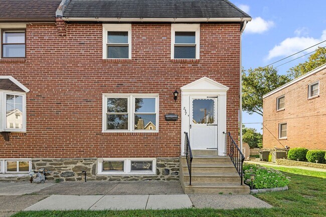 Building Photo - FIRST MONTH FREE* Twin home with new carpe...