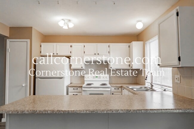 Building Photo - 2570 Clarendon Dr