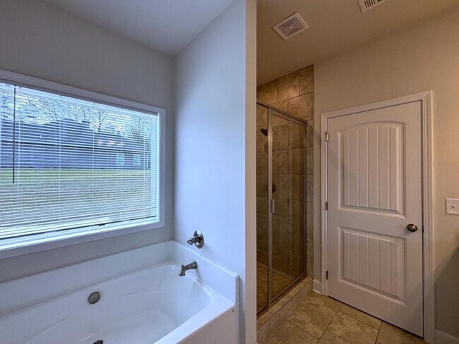Building Photo - 80 Hawthorn Ln