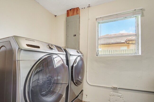 Building Photo - 8336 SE Palm St