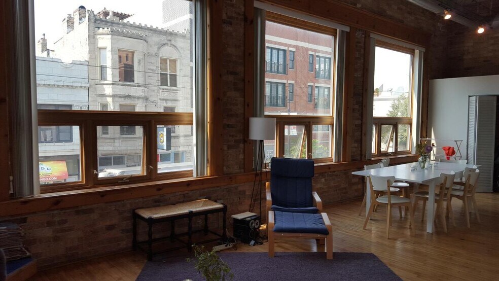 Building Photo - 1114 W Belmont Ave