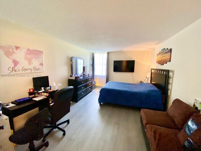 Building Photo - 3475 N Country Club Dr