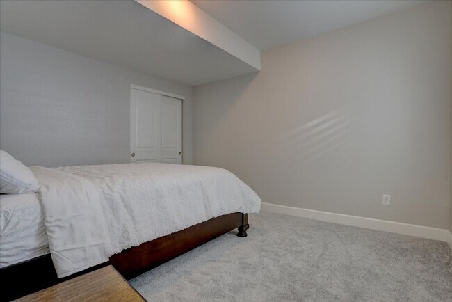 Building Photo - 5-Bed/4-Bath built in 2022!