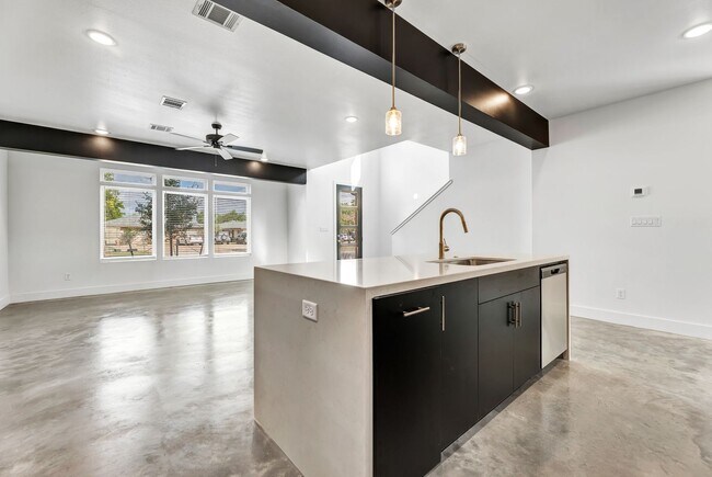 Building Photo - 213 Lynn Dr