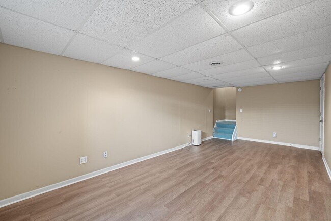 Building Photo - 406 Lakewood Dr