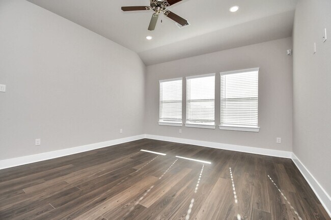 Building Photo - Elm