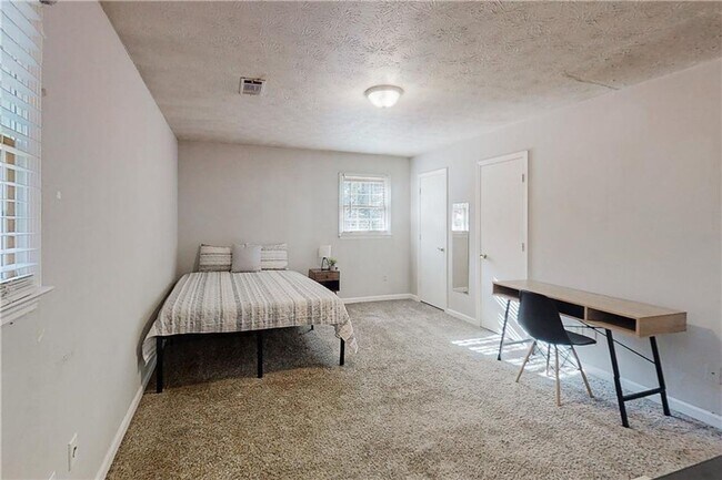 Building Photo - Ridgemere Ct