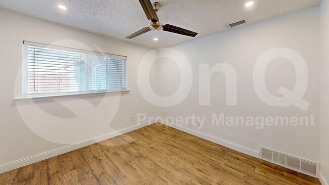 Building Photo - 2131 Blossom Ln