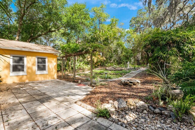 Building Photo - Updated 2/2/1 with huge yard next in the Delaney Park/Lake Weldona