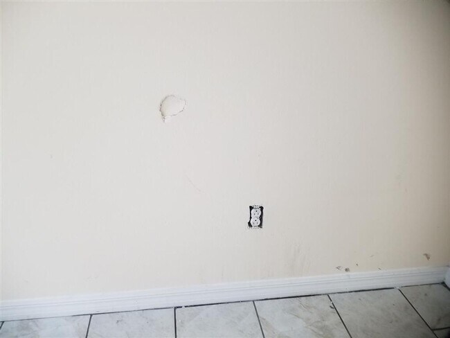 Building Photo - Move in Ready Home in Great Location