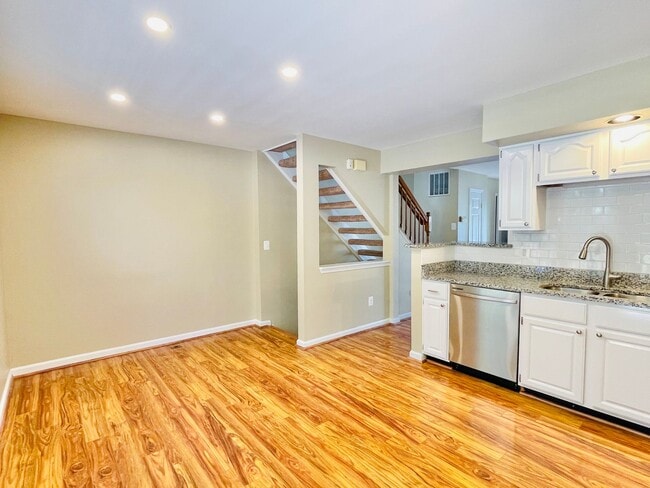 Building Photo - GORGEOUS TOWNHOUSE - MANASSAS